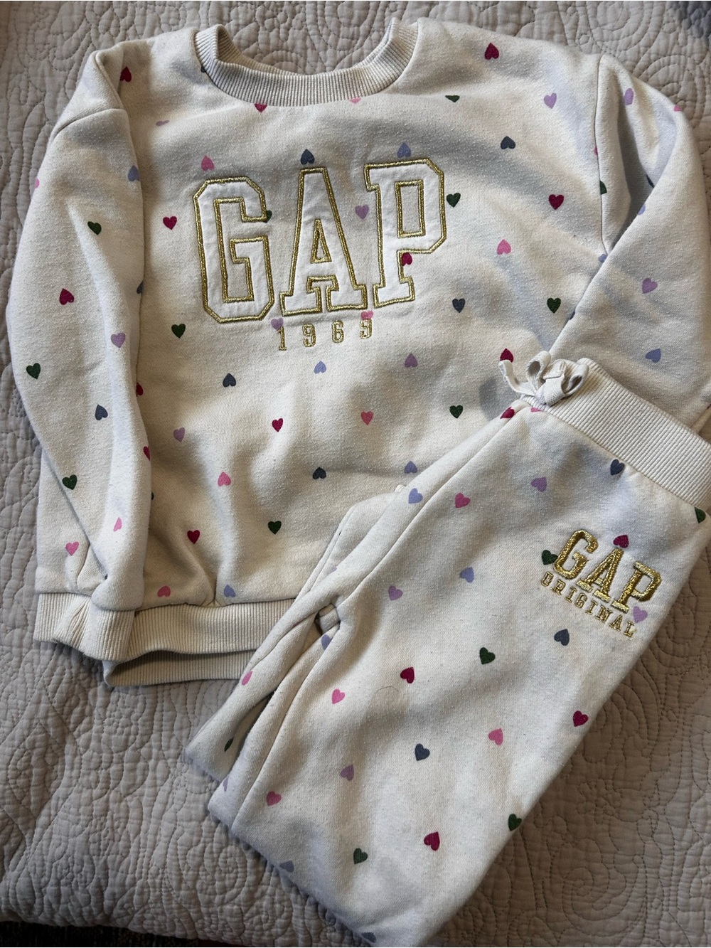 Gap Kids Girls 4T Heart Print Sweatshirt Jogger Set Cream Gold Logo